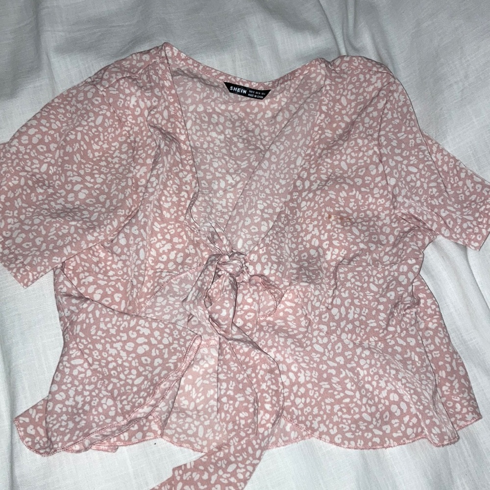 Pink and white pattern bow knotted top